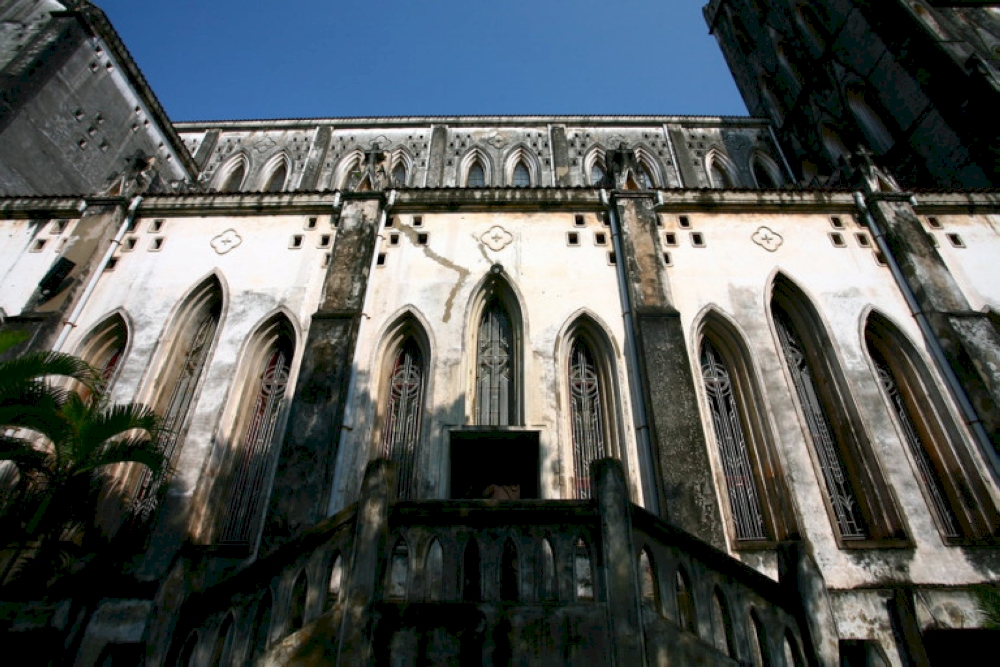 リズミカルな窓ガラスが並ぶ教会の側面